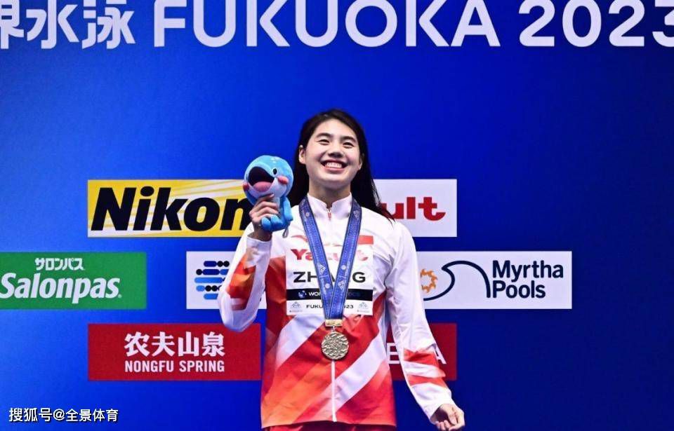 右路定位球布雷夏尼尼开到禁区直接旋向球门，米兰3-1弗洛西诺内。